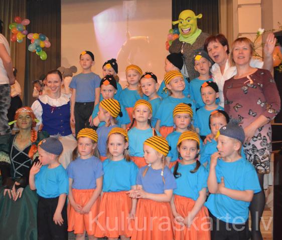 Bērnu deju kolektīvs Pienenīte deju koncertā Vecpiebalgā 2014. gadā